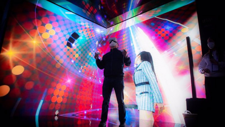 ep un hombre con gafas de realidad virtual en el mobile world congress 2022 a 2 de marzo de 2022 en
