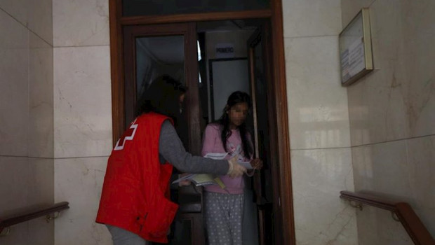 ep una trabajadora de cruz roja da alimentos a una mujer