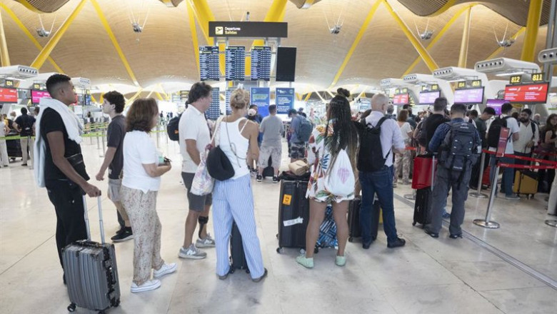 ep varias personas con maletas en el aeropuerto adolfo suarez madrid barajas a 1 de agosto de 2025 ep varias personas con maletas en el aeropuerto adolfo suarez madrid barajas a 1 de agosto de 2025