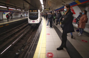ep varios pasajeros esperan en un anden de metro de la estacion de sol de madrid