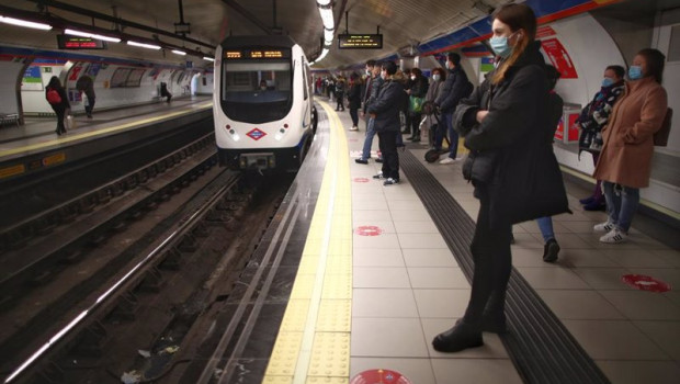 ep varios pasajeros esperan en un anden de metro de la estacion de sol de madrid