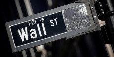 un panneau indiquant wall street est visible a new york 20250409095008 
