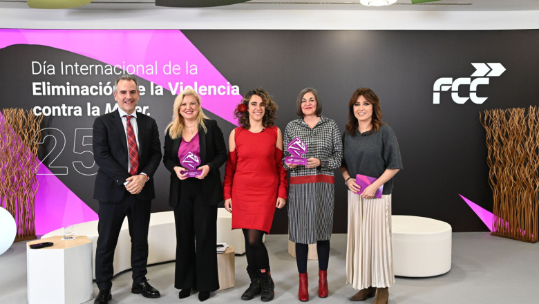 de izquierda a derecha igo sanz prez ceo de fcc servicios medio ambiente diana daz lvarez directora de las lneas de ayuda anar carmela del moral blasco responsable de polticas de infancia 20241125163243 