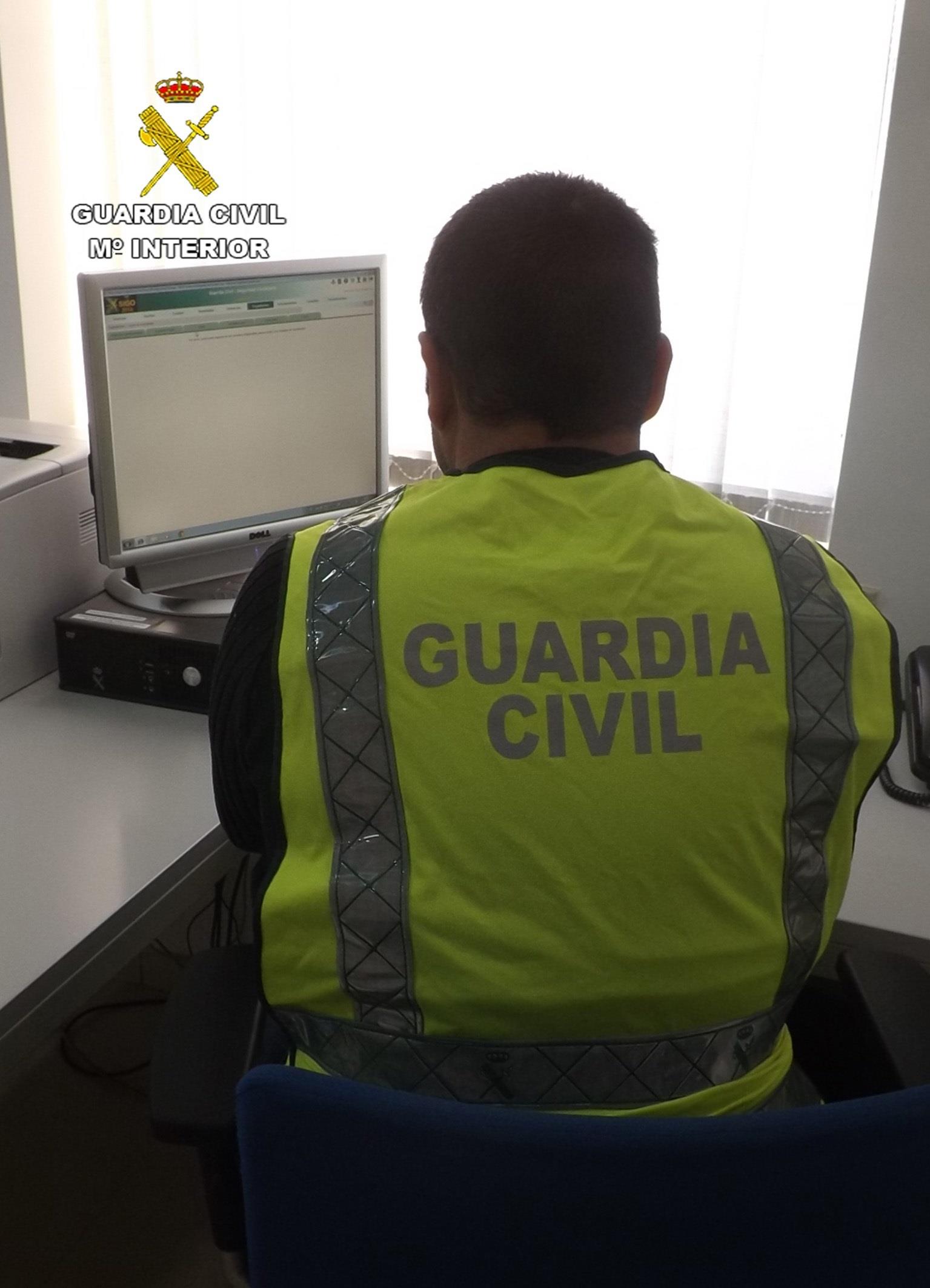 Agente frente ordenador | GUARDIA CIVIL ep agente frente ordenador