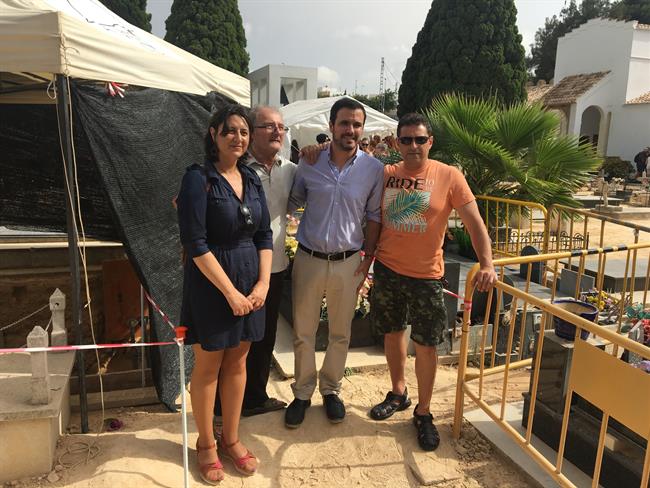 Alberto Garzón y Rosa Pérez Garijo en una de las fosas del cementerio de Paterna | EUROPA PRESS ep alberto garzonrosa perez garijounalas fosascementeriopaterna