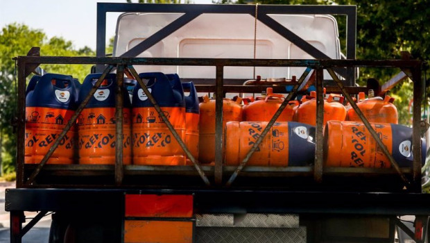 ep archivo   camion cargado con varias bombonas de butano