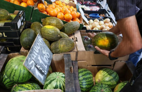 ep archivo   melones en un mercado de la comunidad de madrid