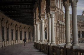 ep archivo   un turista pasea por las galerias de la plaza de espana en sevilla andalucia espana