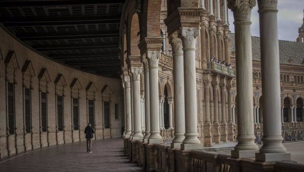 ep archivo   un turista pasea por las galerias de la plaza de espana en sevilla andalucia espana