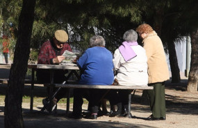 ep archivo   unos pensionistas en un parque