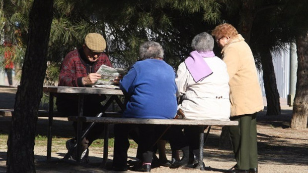 ep archivo   unos pensionistas en un parque