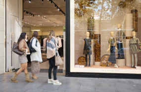 ep archivo   varias mujer miran la entrada de una tienda de moda
