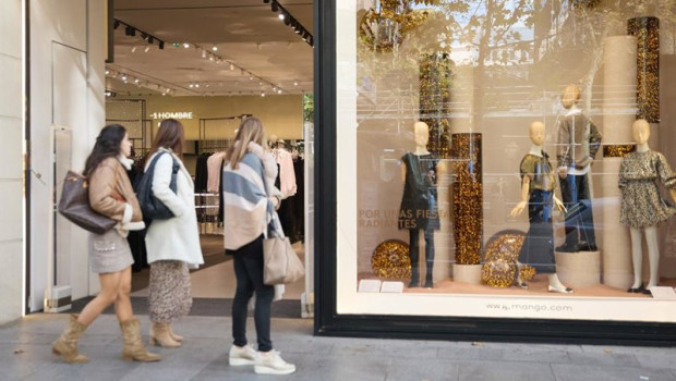 ep archivo   varias mujer miran la entrada de una tienda de moda