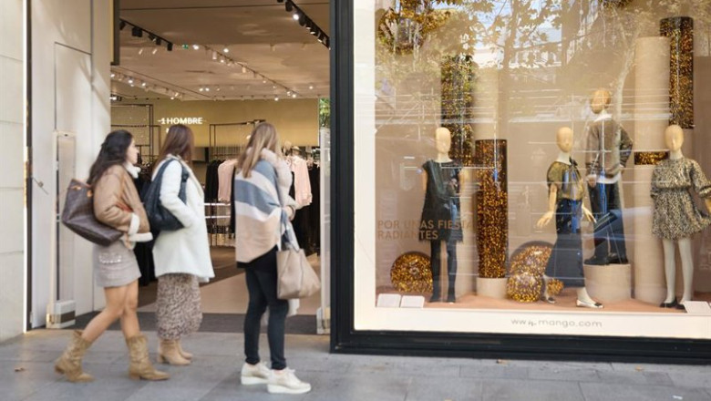 ep archivo   varias mujer miran la entrada de una tienda de moda