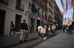 ep archivo varias personas con bolsas pasean en una calle comercial del centro de madrid a 2 de ep archivo varias personas con bolsas pasean en una calle comercial del centro de madrid a 2 de