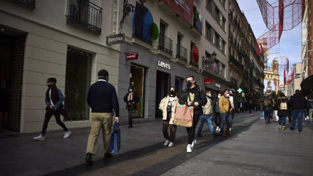 ep archivo   varias personas con bolsas pasean en una calle comercial del centro de madrid a 2 de