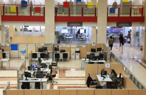 ep archivo   varios empleados trabajan en una oficina de la agencia tributaria un dia antes de que