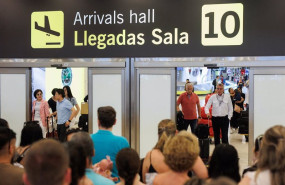 ep archivo   varios viajeros en la terminal 4 del aeropuerto adolfo suarez madrid barajas