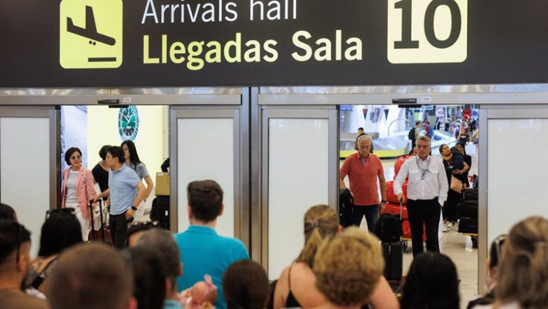 Archivo - Varios viajeros en la terminal 4 del Aeropuerto Adolfo Suárez Madrid-Barajas. | Alejandro Martínez Vélez - Europa Press - Archivo ep archivo varios viajeros en la terminal 4 del aeropuerto adolfo suarez madrid barajas
