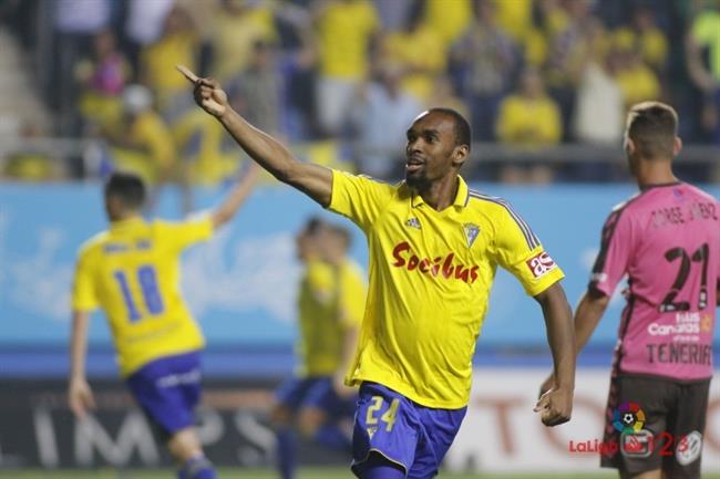 ep cadiz toma ventajael play-off de ascensoprimera