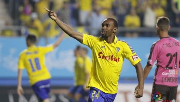 ep cadiz toma ventajael play-off de ascensoprimera