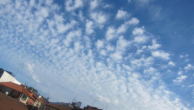 ep cielos despejados con algunas nubes en bizkaia