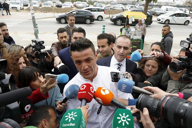 ep david serrano dueno de la finca donde cayo julen acompanado de sus abogados