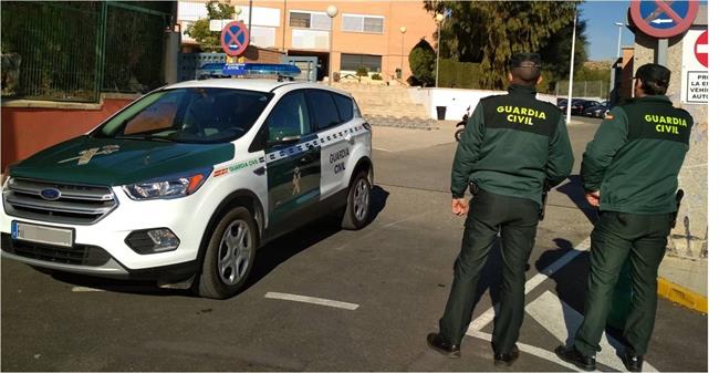 ep dos agentesun coche patrullala guardia civil