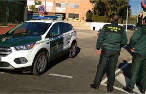 ep dos agentesun coche patrullala guardia civil