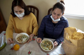 ep dos mujeres durante la comida en su casa del barrio madrileno de carabanchel comen el menu de la