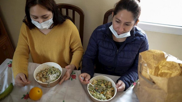 ep dos mujeres durante la comida en su casa del barrio madrileno de carabanchel comen el menu de la