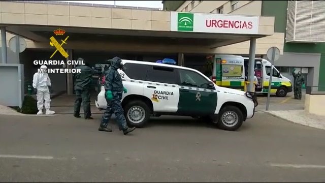 Efectivos de la Guardia Civil trasladan a un positivo con COVID-19 que se había fugado del Hospital La Paz de Madrid y que se interceptó en Nerja (Málaga) | GUARDIA CIVIL ep efectivos de la guardia civil trasladan a un positivo con covid-19 que se habia fugado del