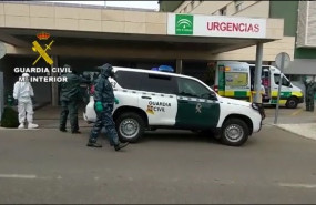 ep efectivos de la guardia civil trasladan a un positivo con covid-19 que se habia fugado del