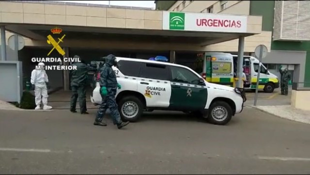 ep efectivos de la guardia civil trasladan a un positivo con covid-19 que se habia fugado del