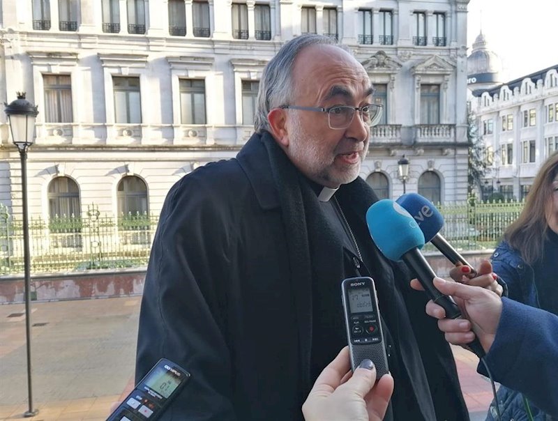 ep el arzobispo de oviedo jesus sanz montes atiende a los medios de comunicacion