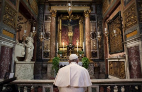 ep el papa reza ante el cruficijo de la gran peste hace cinco dias