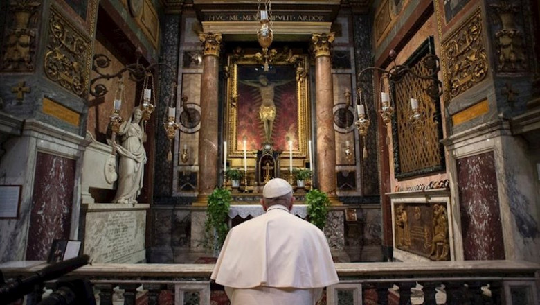 El Papa reza ante el cruficijo de la 'Gran Peste' hace cinco días | VATICAN MEDIA - Archivo ep el papa reza ante el cruficijo de la gran peste hace cinco dias