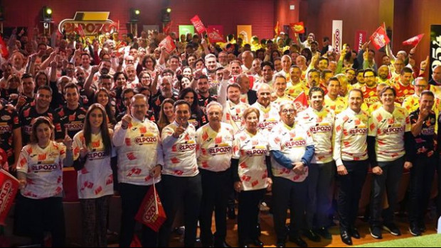 ep equipo de marketing y comercial de el pozo alimentacion vistiendo la misma camiseta