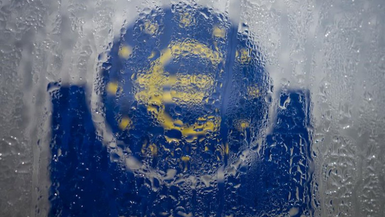 ep filed - 19 march 2020 hessen frankfurt main water droplets slide down the glass covering the euro ep filed - 19 march 2020 hessen frankfurt main water droplets slide down the glass covering the euro