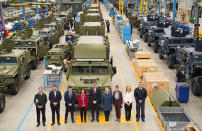 ep foto de familia durante la visita a las instalaciones de uro vehiculos especiales sa a 10 de