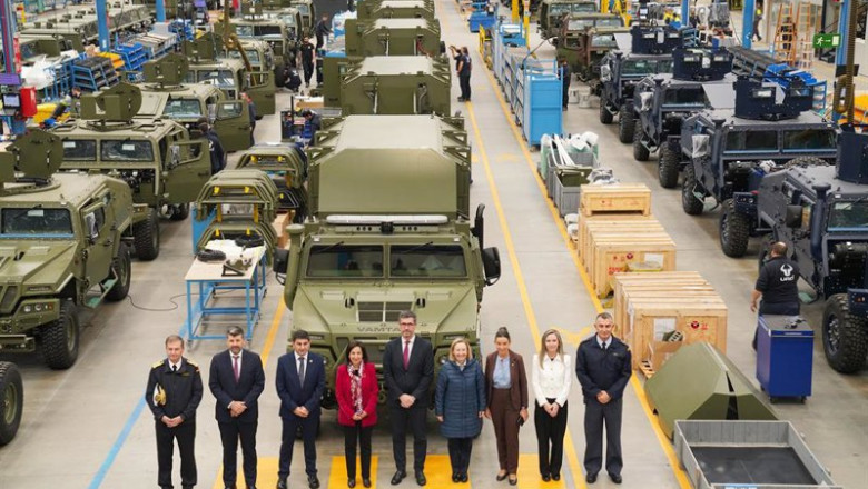 Foto de familia durante la visita a las instalaciones de URO Vehículos Especiales S.A., a 10 de noviembre de 2025, en Valga, Pontevedra, Galicia (España). Robles ha realizado un recorrido por sus instalaciones para comprobar la evolución de las capacidade | Álvaro Ballesteros - Europa Press ep foto de familia durante la visita a las instalaciones de uro vehiculos especiales sa a 10 de