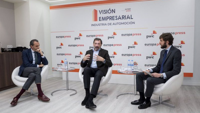 (I-D) El socio responsable de Automoción de PwC, Manuel Díaz, el director general Anfac, José López-Tafall, y el jefe de sección de Empresas y Motor en Europa Press, Carlos Drake , durante el segundo encuentro PwC ‘Visión Empresarial’ - Europa Press. | Alberto Ortega - Europa Press ep i d el socio responsable de automocion de pwc manuel diaz el director general anfac jose