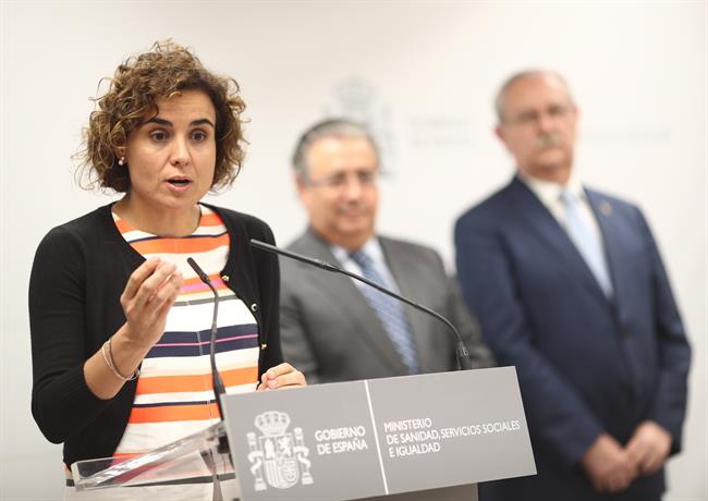 Juan Ignacio Zoido y Dolors Montserrat con el presidente del Colegio de Médicos | EUROPA PRESS ep juan ignacio zoidodolors montserratpresidentecolegiomedicos