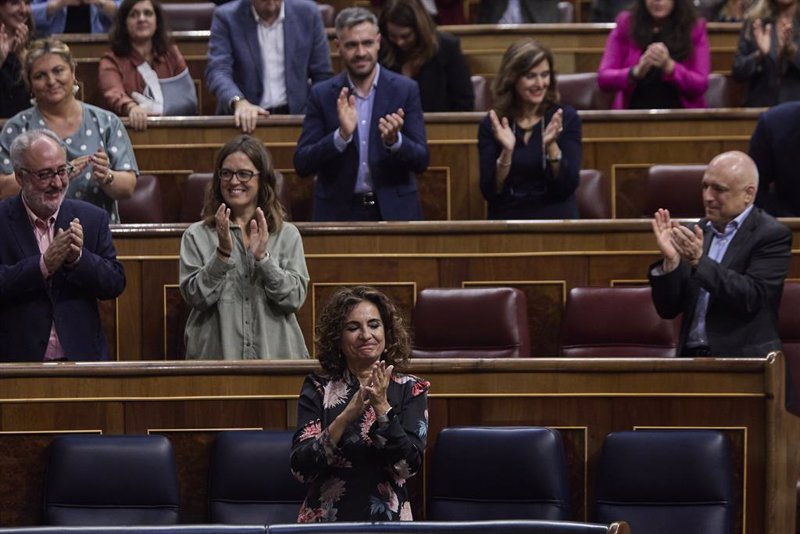 https://img2.s3wfg.com/web/img/images_uploaded/d/b/ep_la_ministra_de_hacienda_maria_jesus_montero_aplaudida_por_los_diputados_socialistas_en_una_sesion.jpg
