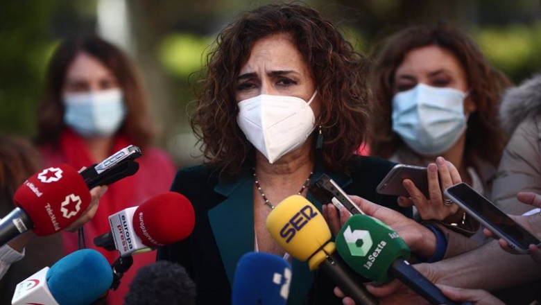 La ministra de Hacienda y portavoz del Gobierno, María Jesús Montero, atiende a los medios antes del acto de constitución del Comité de Personas Expertas para la Reforma Fiscal. | Eduardo Parra - Europa Press ep la ministra de hacienda y portavoz del gobierno maria jesus montero atiende a los medios antes
