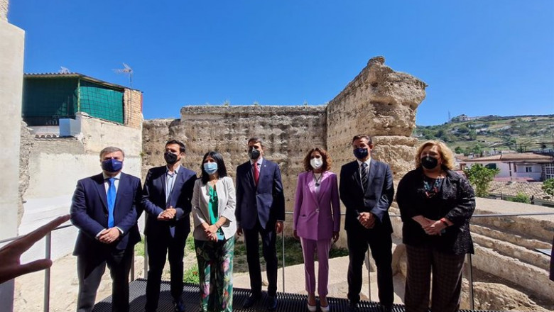 La ministra de Hacienda y portavoz del Gobierno, María Jesús Montero, visita este viernes los últimos tramos donde se ha actuado para la recuperación de la muralla del Albaicín en Granada. | DELEGACIÓN DEL GOBIERNO EN ANDALUCÍA ep la ministra de hacienda y portavoz del gobierno maria jesus montero visita este viernes los