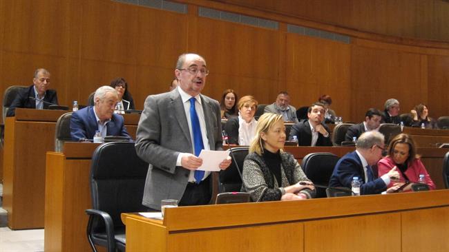 Lambán, junto a Marta Gastón, este viernes en el pleno de las Cortes | EUROPA PRESS ep lamban juntomarta gaston este viernesplenolas cortes