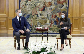 ep los reyes reunidos con talentos jovenes en el palacio de la zarzuela
