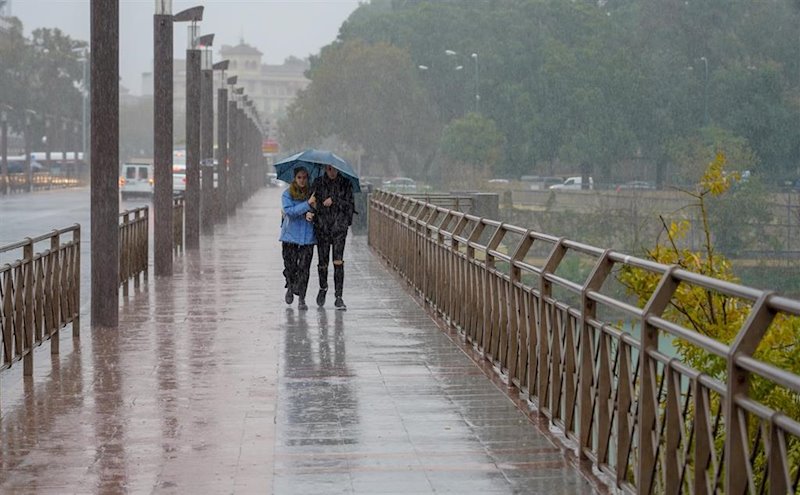 ep peatones bajo la lluvia por el puente de los remedios en sevilla ep peatones bajo la lluvia por el puente de los remedios en sevilla