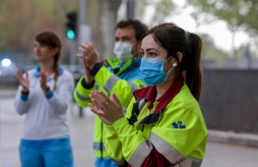 ep sanitarios protegidos aplauden en las inmediaciones de la fundacion jimenez diaz madrid
